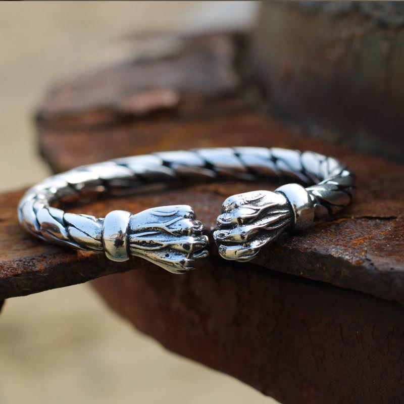 Pulsera de metal retorcido de doble puño de estilo de giro al por mayor